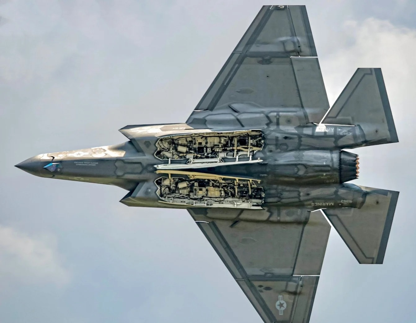F-22與F-35，哪一款戰(zhàn)斗機(jī)更先進(jìn)？，F(xiàn)-22與F-35戰(zhàn)斗機(jī)性能對(duì)比，哪款更先進(jìn)？