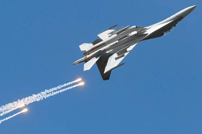 殲-16與F-16，空中對決的能力對比，殲-16與F-16空中對決能力對比解析