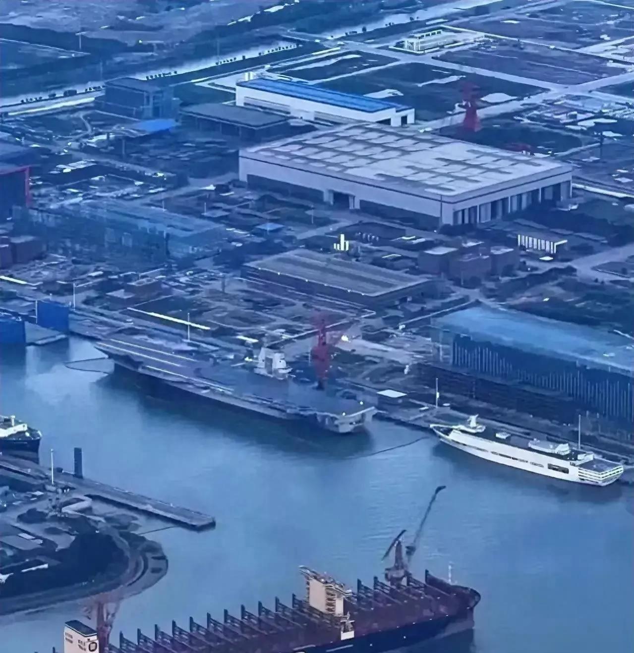 遼寧艦與山東艦，究竟誰(shuí)更大？深度解析兩艘航母的規(guī)模和實(shí)力對(duì)比，遼寧艦與山東艦規(guī)模與實(shí)力深度對(duì)比，誰(shuí)更大？