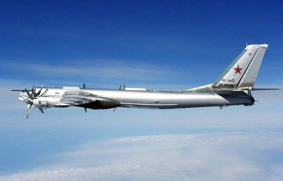 圖95戰(zhàn)略轟炸機(jī)，深入解析俄羅斯空中巨無(wú)霸，俄羅斯空中巨無(wú)霸，圖-95戰(zhàn)略轟炸機(jī)的深度解析