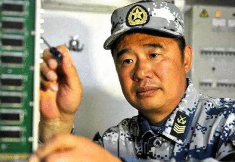 軍士長和少尉誰大？揭秘軍隊中的等級制度，揭秘軍隊等級制度，軍士長與少尉的職級對比與解析