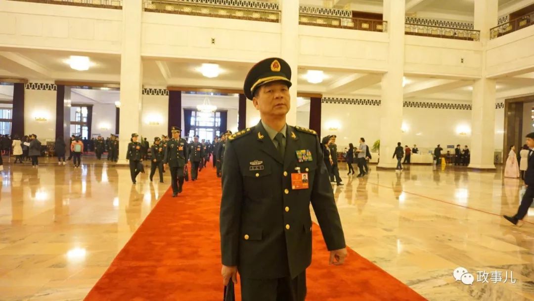西部戰(zhàn)區(qū)司令，勇?lián)厝?，展現(xiàn)新時(shí)代軍隊(duì)領(lǐng)導(dǎo)力，西部戰(zhàn)區(qū)司令展現(xiàn)新時(shí)代軍隊(duì)領(lǐng)導(dǎo)力，勇?lián)厝晤I(lǐng)頭前行
