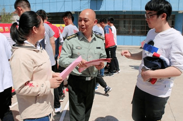 2023年當(dāng)兵的要求和條件，視力的特別關(guān)注，2023年征兵視力要求及報(bào)名當(dāng)兵的條件解析