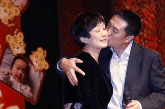 揭秘張嘉譯現(xiàn)任妻子身份，她是誰？，張嘉譯現(xiàn)任妻子身份揭秘，她究竟是誰？