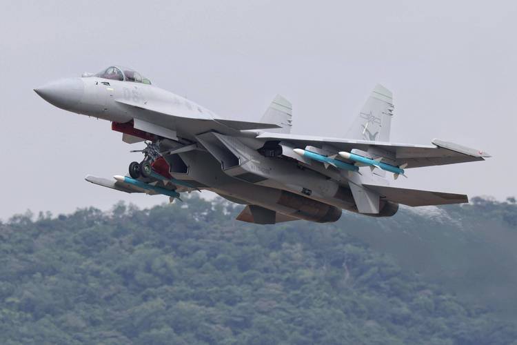 殲-15T，新一代艦載戰(zhàn)斗機的優(yōu)勢與挑戰(zhàn)，殲-15T新一代艦載戰(zhàn)斗機的優(yōu)勢與挑戰(zhàn)解析