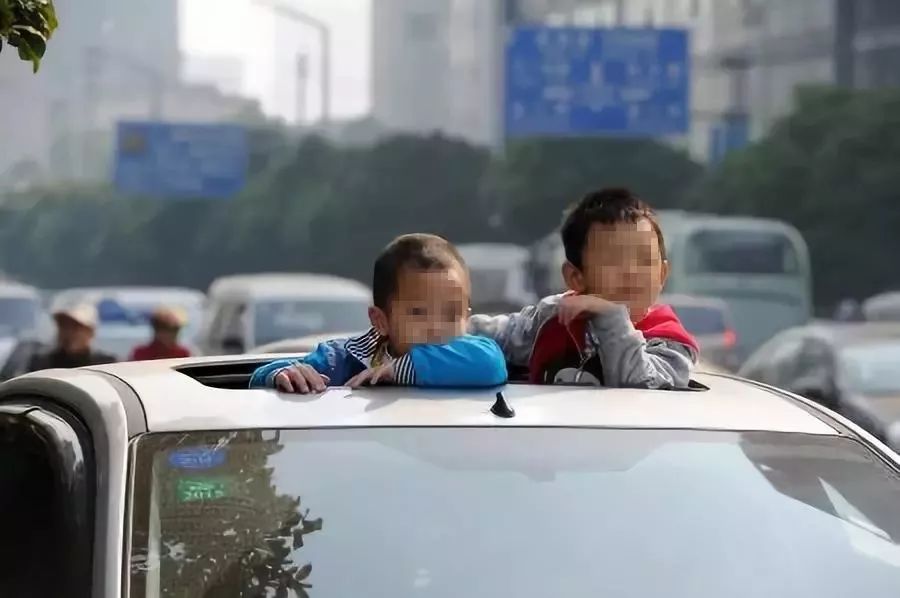 男孩冒險行為警示，15秒內(nèi)兩次將半個身子探出車窗，男孩冒險行為警示，車窗探身危險，15秒內(nèi)連續(xù)兩次驚險瞬間
