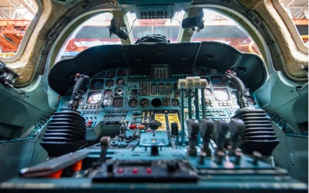 圖-160轟炸機(jī)，深入解析俄羅斯空中巨無(wú)霸的卓越性能與戰(zhàn)略?xún)r(jià)值，俄羅斯空中巨無(wú)霸，圖-160轟炸機(jī)的卓越性能與戰(zhàn)略?xún)r(jià)值解析